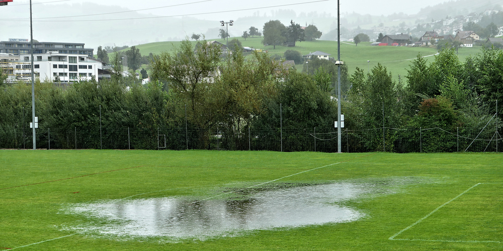 Die meisten Fussballplätze der Region waren wegen Regens unbespielbar, wie hier das Erlenmoos in Wollerau. (Bild: Bruno Füchslin)