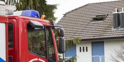In diesem Haus in Rupperswil AG wurden am 21. Dezember 2015 vier Menschen brutal ermordet. Der Mörder, ein heute 37-jähriger Schweizer aus der Nachbarschaft, wurde zu einer lebenslänglichen Freiheitsstrafe mit anschliessender Verwahrung verurteilt.