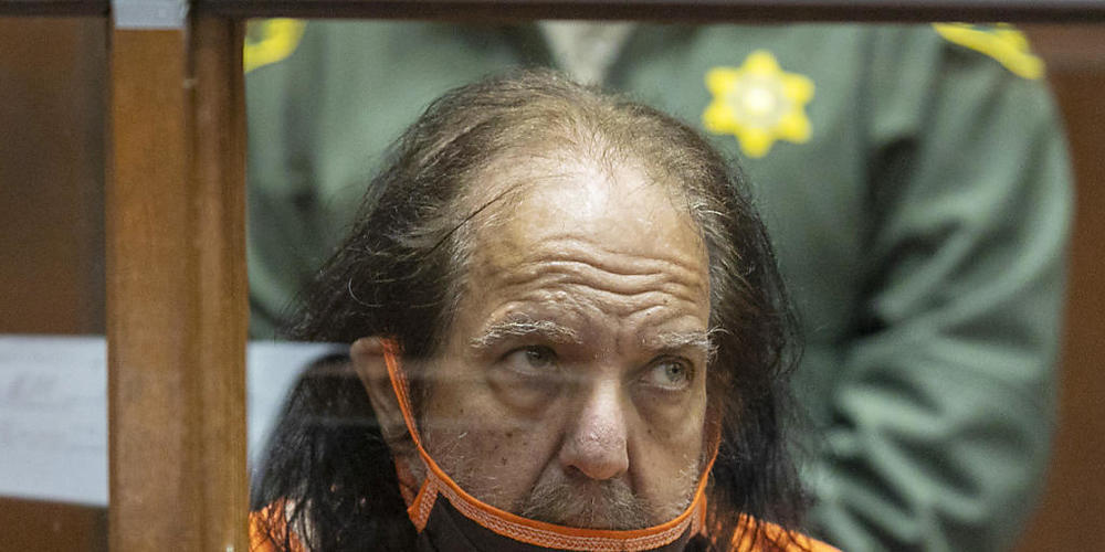 Die Staatsanwaltschaft hat ihre Ermittlungen gegen den Porno-Darsteller Ron Jeremy wegen Vergewaltigung mehrerer Frauen ausgeweitet. (Archivbild)