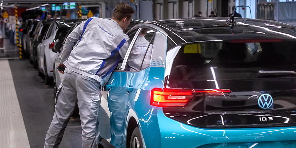 Die Stimmung in der gebeutelten deutschen Autobranche hat sich im August etwas aufgehellt. Die Unternehmen planen aber dennoch, weiter Personal abzubauen, wie eine Umfrage zeigt.(Archivbild)