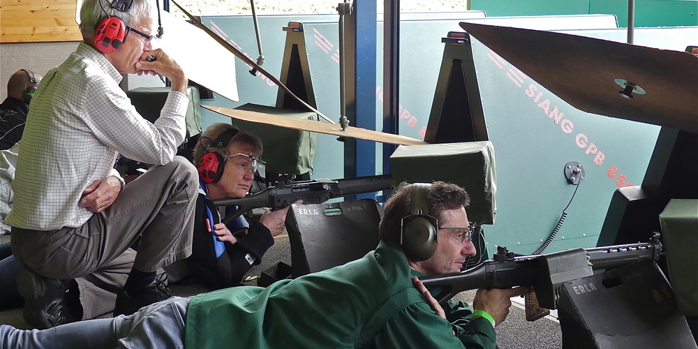 Kimme, Korn, Schuss - die Kugel muss mitten ins Schwarze (Bilder: Ulrike Huber)