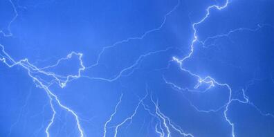 Gewitter mit zahlreichen Blitzen gab es diesen Sommer weniger häufig als im vergangenen Jahr. (Symbolbild)