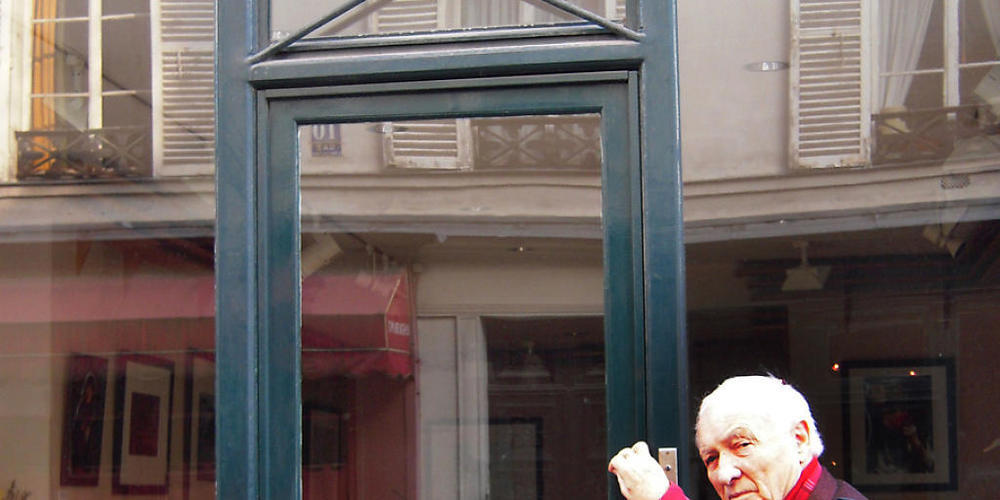 ARCHIV - Der deutsche Fotograf Jürgen Schadeberg steht vor einer Galerie in Paris. Schadeberg, der einige der wichtigsten Ereignisse der Apartheid dokumentierte, ist tot. Foto: Ralf Krüger/dpa