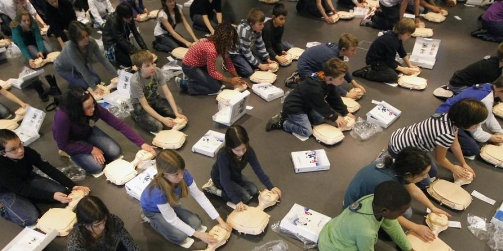 Kinder üben Herzmassage an einer Puppe. So weit muss es nicht kommen: Zu den verschiedenen bekannten Behandlungsstrategien gesellen sich neu Diabetesmedikamente, die sich in Studien bei Herzschwäche sehr vielversprechend ausgewirkt haben. (Symbolb...