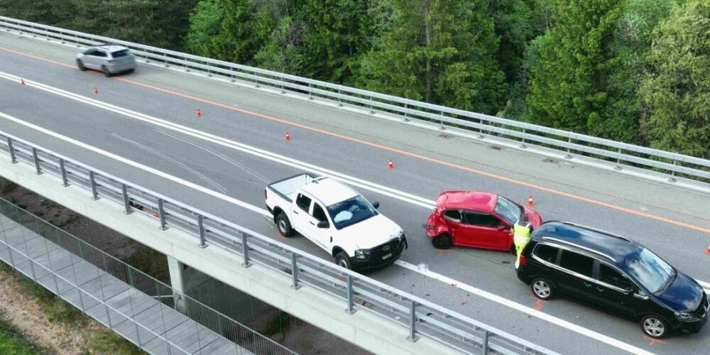 Drei Autos prallten am Freitag in Domat/Ems ineinander - zwei Personen wurden dabe verletzt.