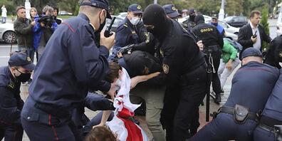 Polizisten nehmen bei einem Protest in der belarussischen Hauptstadt Minsk einen Demonstranten fest. Foto: Uncredited/AP/dpa