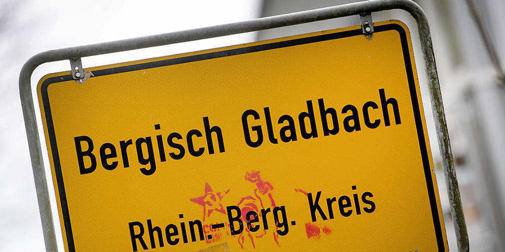 ARCHIV - Das Ortsschild von Bergisch Gladbach steht am Ortseingang. Im Zuge der Ermittlungen zum Missbrauchsfall Bergisch Gladbach hat die Polizei am 01.09.2020 bundesweit Wohnungen von 50 Tatverdächtigen durchsucht. Foto: Federico Gambarini/dpa