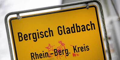 ARCHIV - Das Ortsschild von Bergisch Gladbach steht am Ortseingang. Im Zuge der Ermittlungen zum Missbrauchsfall Bergisch Gladbach hat die Polizei am 01.09.2020 bundesweit Wohnungen von 50 Tatverdächtigen durchsucht. Foto: Federico Gambarini/dpa