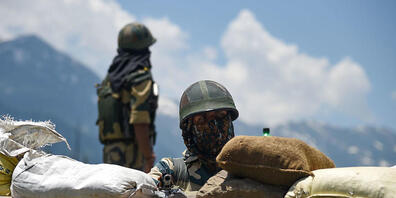 ARCHIV - Soldaten der indischen Grenztruppen halten Wache. Gut zwei Monate nach den tödlichen Zusammenstößen zwischen Soldaten Indiens und Chinas gibt es neue Spannungen. Foto: Idrees Abbas/SOPA Images via ZUMA Wire/dpa