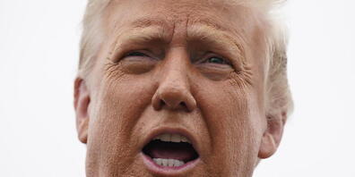 Donald Trump, Präsident der USA, spricht zu Medienvertretern, bevor er an Bord der Air Force One geht. Foto: Evan Vucci/AP/dpa