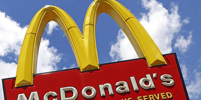 Gegen den Fast-Food-Konzern McDonald's ist in den USA eine Klage wegen Rassismus eingereicht worden. Gegen diese Vorwürfe wehrt sich das Unternehmen. Rassismus widerspreche den Werten, die McDonald's lebe. (Archivbild)