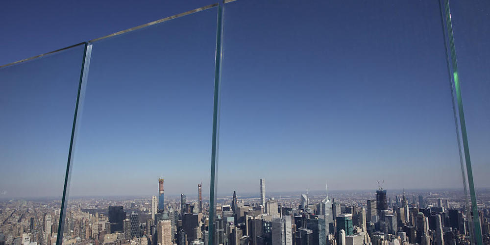 ARCHIV - Dicke Glasscheiben begrenzen die Outdoor-Aussichtsplattform «The Edge» im Stadtviertel «Hudson Yards» in New York. Foto: Mark Lennihan/AP/dpa