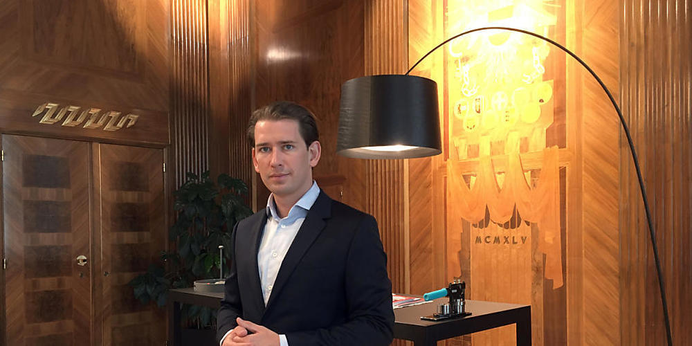 Sebastian Kurz, Bundeskanzler von Österreich, steht in seinem Arbeitszimmer im Kanzleramt in Wien. Foto: Matthias Röder/dpa