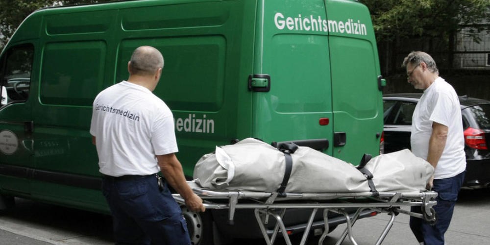 Abtransport eines Toten in Berlin. In Deutschland ist die Mordrate ähnlich tief wie in der Schweiz und liegt bei 0,44. Am meisten tödlich endende Gewaltverbrechen passieren in den Baltischen Staaten und den französischen Überseegebieten mit Werten...