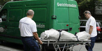 Abtransport eines Toten in Berlin. In Deutschland ist die Mordrate ähnlich tief wie in der Schweiz und liegt bei 0,44. Am meisten tödlich endende Gewaltverbrechen passieren in den Baltischen Staaten und den französischen Überseegebieten mit Werten...