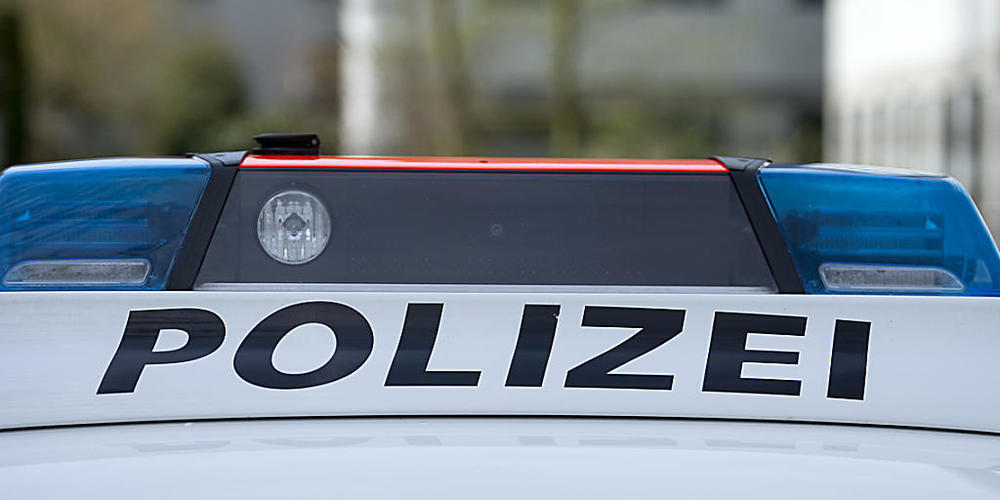 Die Polizei rückte mit einem Grossaufgebot aus, nachdem sich ein Mann auf dem Dach einer Liegenschaft in Frauenfeld verschanzt hatte. Zuvor hatte er im Gebäude einen Mann mit einer Stichwaffe verletzt. (Symbolbild)