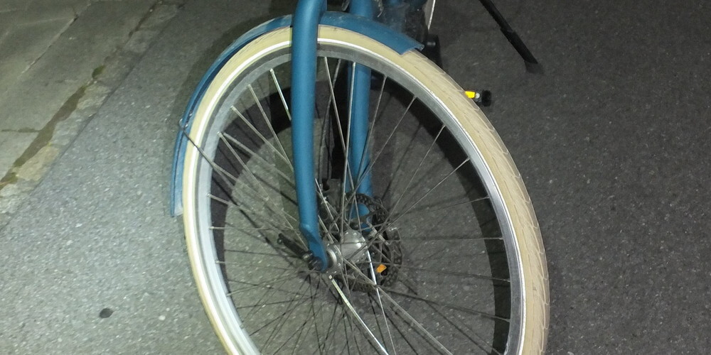 Ein Velofahrer kollidierte in Lachen mit einem Auto. (Symbolbild)