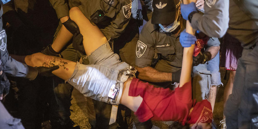 In Jerusalem verhaftet die israelische Polizei einen regierungskritischen Demonstranten. Foto: Ariel Schalit/AP/dpa