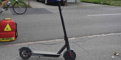 Als der 74-jährige Mann auf das rechsseitige Trottoir fahren wollte, verlor er die Kontrolle über das Gerät und stürzte.