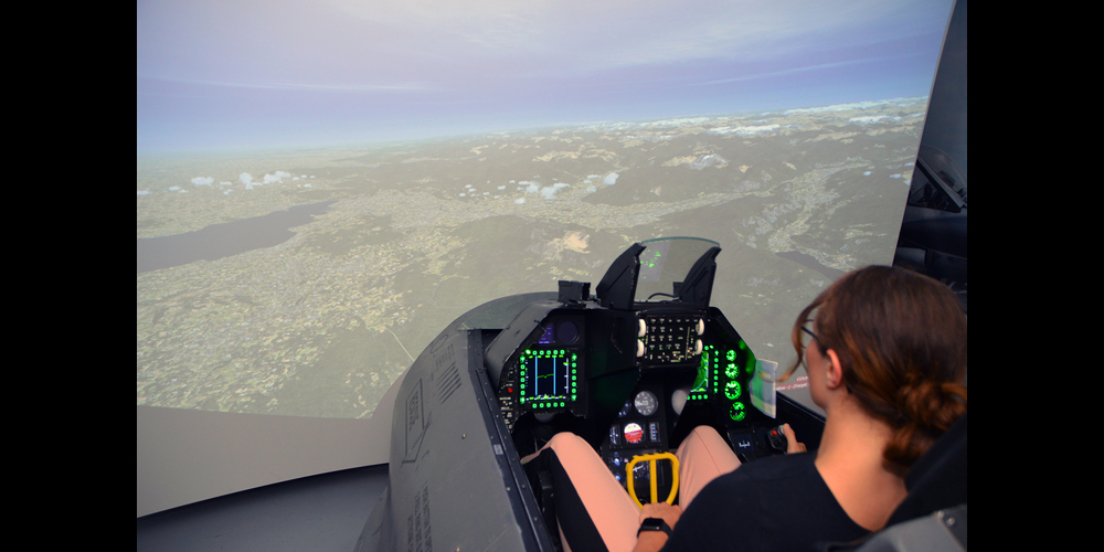 Mit dem Simulator kann die ganze Welt überflogen werden. So fühlt man sich 1:1 wie eine echte Pilotin, die über das Head-Display alles im Auge behält und die Kontrolle über das Flugzeug hat. Zum Training lässt sich jede erdenkliche Situation simulieren.
