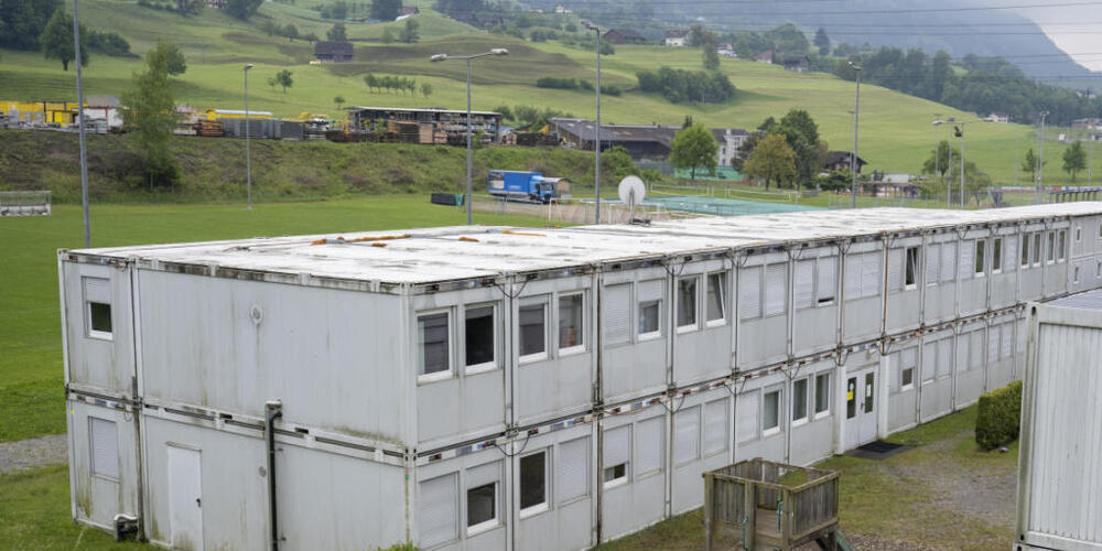 Die Wohncontainer der provisorischen Asylunterkunft auf dem Sportplatz Luterbach in Küssnacht am Rigi.