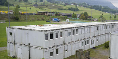 Die Wohncontainer der provisorischen Asylunterkunft auf dem Sportplatz Luterbach in Küssnacht am Rigi.