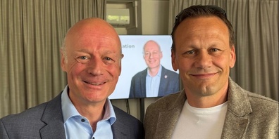 Der frisch gewählte Stadtrat Stefan Leuthold (GLP) mit dem neuen Frauenfelder Stadtpräsidenten Claudio Bernold.