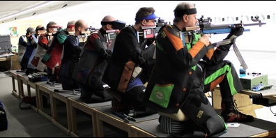 m Titelbild: Die acht Finalisten Elite Kniend in voller Konzentration.