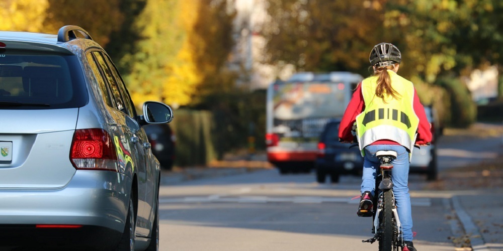 Eine Leuchtweste zu tragen, kann das Unfallrisiko in der dunklen Jahreszeit senken.