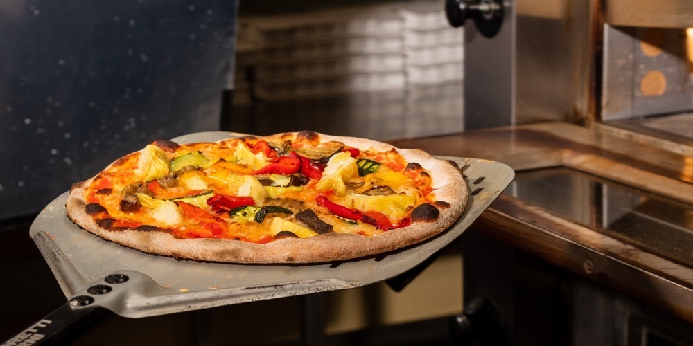 So ist es richtig: die Pizza gehört ohne Verpackung in den Ofen geschoben (Symbolbild)