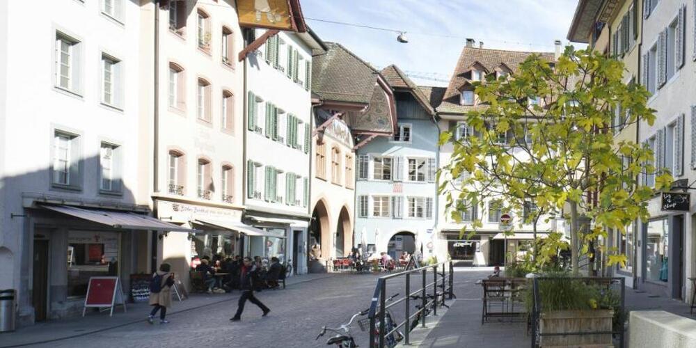 Mehr Grün in den Altstadtgassen von Aarau sollen den Klimawandel abfedern: Die Aarauer Stimmberechtigten haben mehrere Vorschläge gutgeheissen. (Archivbild)