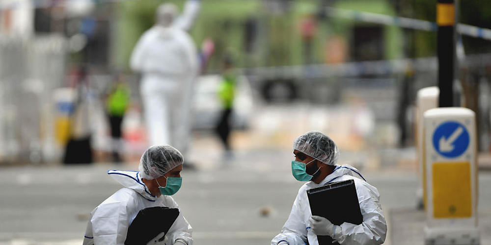 Zwei Mitarbeiter der Spurensicherung in Schutzkleidung arbeiten an einem Tatort in der Hurst Street, nachdem im Stadtzentrum mehrere Menschen durch Messerstiche verletzt worden sein sollen. Bei dem schweren Vorfall soll es sich einer Augenzeugin z...