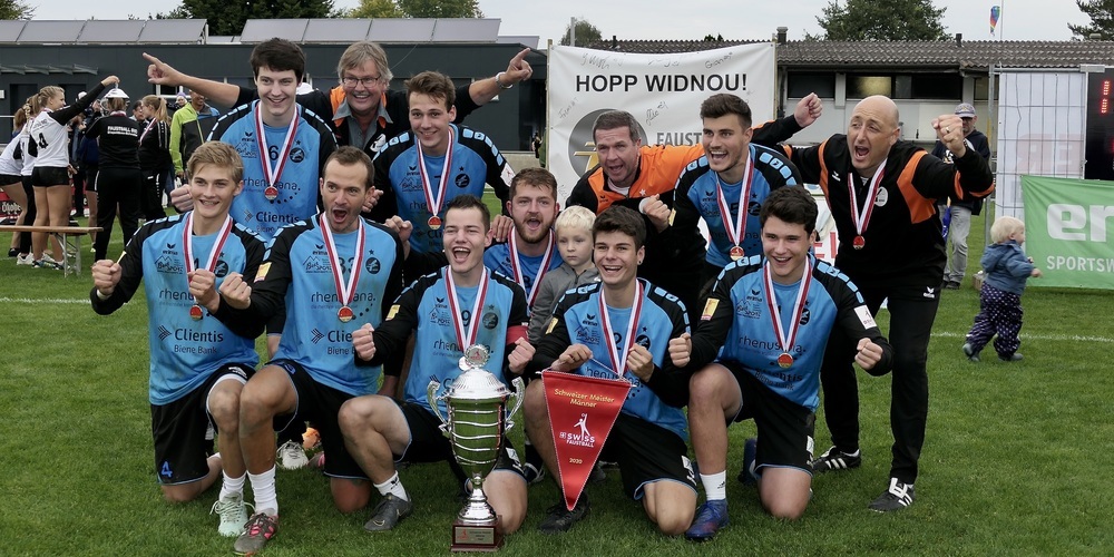 Nach fünf Jahren endlich wieder Schweizer Meister im Faustball. Die Herren von FB Widnau hatten allen Grund zum jubeln (Bilder: Ulrike Huber)