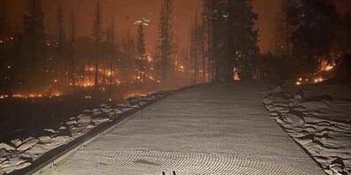 HANDOUT - Blick über einen Waldbrand in einem Nationalpark in der Sierra Nevada aus einem Transporthubschrauber der Kalifornischen Nationalgarde «California National Guard». Mehr als 200 von einem Waldbrand eingeschlossene Menschen sind in Kalifor...