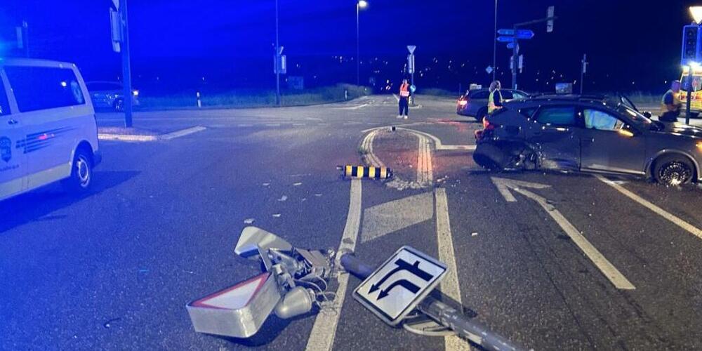 Drei Personen verletzten sich bei einer heftigen Kollision in Muhen AG. Ein Lenker hatte ein Rotlicht missachtet.