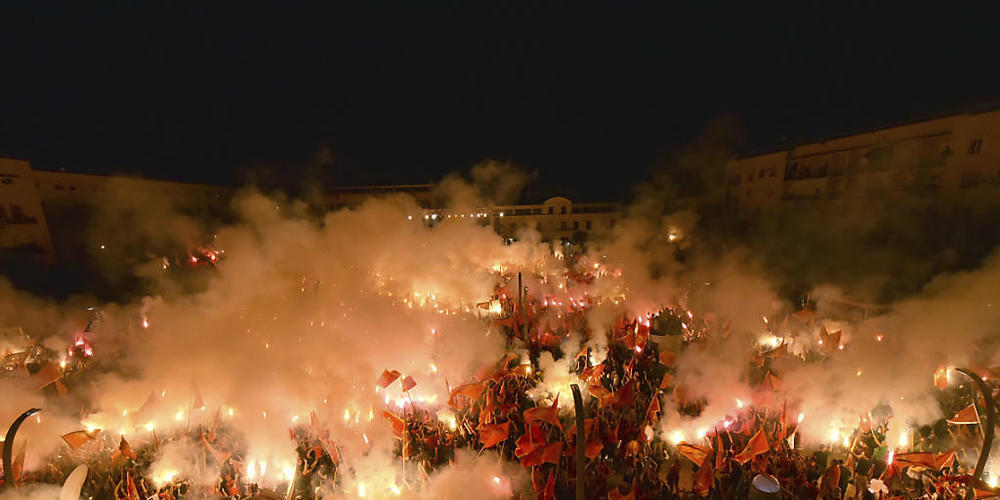 Eine Woche nach dem Wahlsieg der überwiegend pro-serbischen Opposition in Montenegro haben Zehntausende für den unabhängigen Staat protestiert. Demonstranten in der Hauptstadt Podgorica zündeten Fackeln an und schwenkten Nationalfahnen während ein...