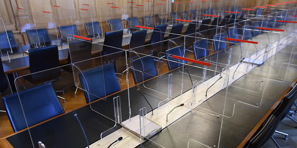 In Bern beginnt die Herbstession von National- und Ständerat. Zum Schutz der Ratsmitglieder wurden im Bundeshaus Plexiglaswände montiert.