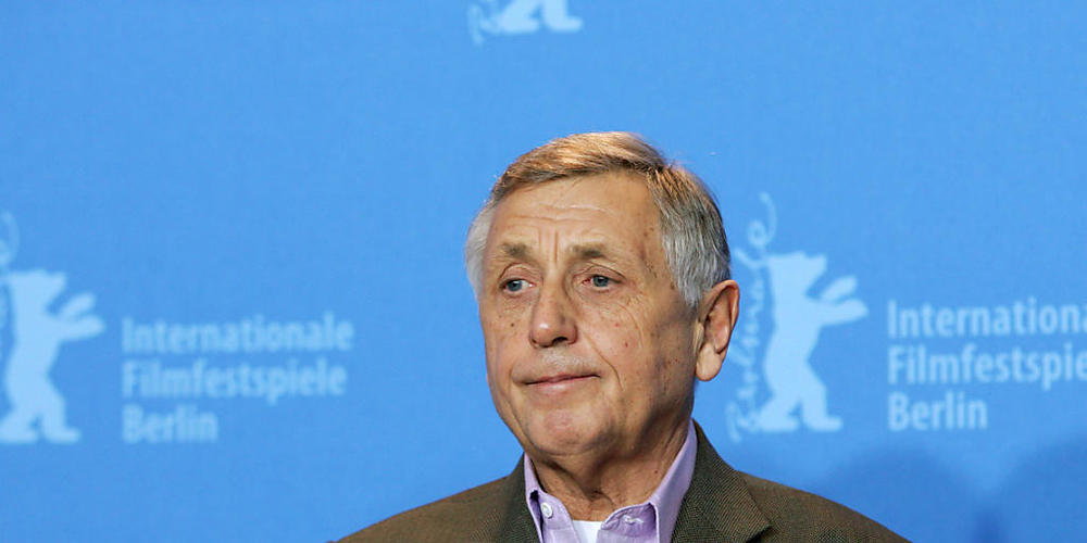 ARCHIV - Regisseur Jiri Menzel 2007 bei einem Fototermin in Berlin. Foto: Gero Breloer/dpa