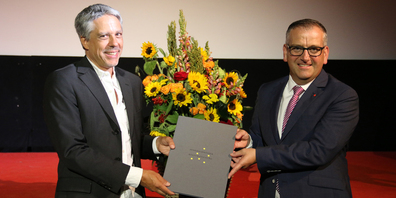 Die Filmmusik von Fabian Römer (l.) trägt stets dessen unverkennbare Handschrift. Am Samstag erhielt der Komponist in Einsiedeln vom Schwyzer Regierungsrat Michael Stähli (r.) den Innerschweizer Kulturpreis überreicht. Für Musik sorgte die Ad-hoc-Band Dave Feusi & Friends. (Bild: Christina Teuber)