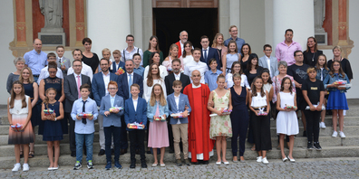 Gruppenbild mit den Galgener Firmanden und mit Firmspender Martin Kopp. (Bild: Paul Diethelm)