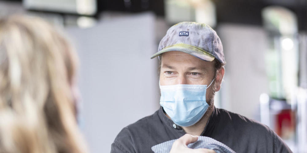 Yannick Aellen, Initiator und Direktor von Mode Suisse, hat sich trotz Corona für die aktuelle Mode-Suisse-Show stark gemacht: Schweizer Design müsse sichtbar bleiben und der Produktionsstandort weiter gestärkt werden, so sein Credo.