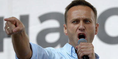 ARCHIV - Alexej Nawalny, Oppositionsführer aus Russland, spricht bei einem Protest in Moskau. Beim russischen Kremlkritiker ist das künstliche Koma beendet worden. Der Patient werde schrittweise von der maschinellen Beatmung entwöhnt und reagiere ...