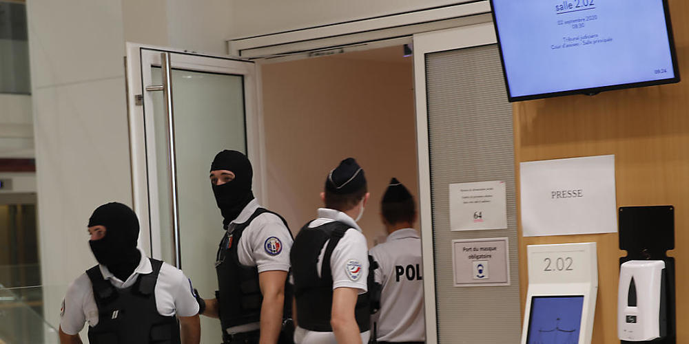 Polizisten stehen Wache vor dem Gerichtssaal in dem der Prozess gegen den mutmaßlichen Helfer der Anschläge auf die Redaktion «Charlie Hebdo» stattfindet. Der Prozess sollte bereits am 4. Mai beginnen und wurde wegen des Coronavirus auf die Zeitsp...