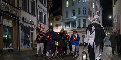 Basler Fasnächtler trauerten mit Kerzen um ihre kurzfristig abgesagte Fasnacht 2020. Jetzt ruft sie das Fasnachts-Comité auf, pandemiegerechte Alternativideen für das Jahr 2021 zu entwickeln.