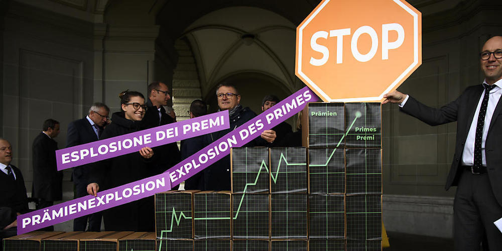 Die CVP will mit einer Initiative den Anstieg der Krankenkassenprämien bremsen. Wegen der Corona-Pandemie dürften viele Haushalte schon jetzt finanziell ins Schleudern geraten. (Archivbild)