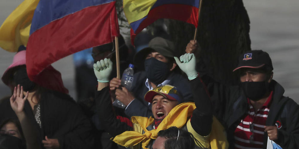 Kritiker des ehemaligen ecuadorianischen Präsidenten Correa jubeln, nachdem das Korruptionsurteil gegen Rafael Correa von einem Gericht bestätigt wurde. Foto: Dolores Ochoa/AP/dpa