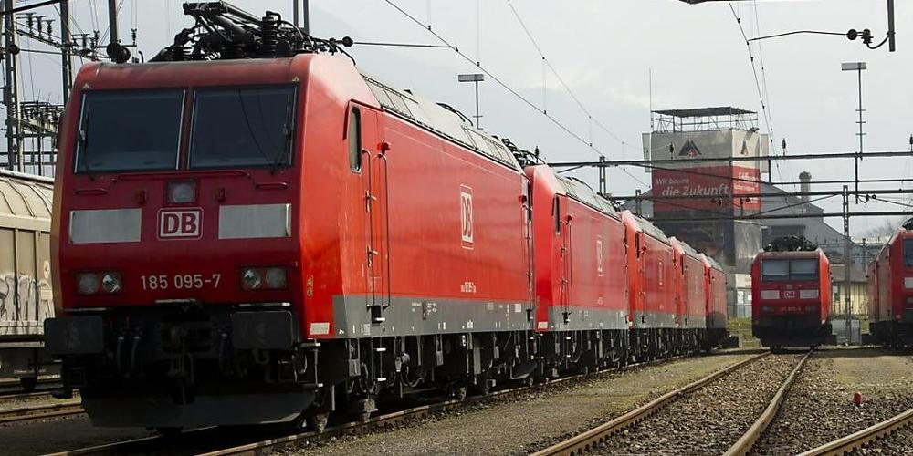 Die Deutsche Bahn will ihre Diesellokomotiven sukzessive durch Zweikraft-Loks ersetzen, die mit Diesel, aber auch mit Strom aus Oberleitungen betrieben werden können. (Archivbild)