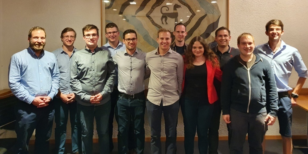Der Vorstand mit Nationalräten Lukas Reimann und Mike Egger (v.l.n.r.): Nationalrat Lukas Reimann, Manuel Wehrle, Luca Egloff, Nationalrat Mike Egger, abtretender Präsident: Sascha Schmid, neuer Präsident: Lukas Huber, Michael Fux, Sekretärin: Heidina Jordi, Marcel Adolf, Sam Büsser, Vizepräsident: Mario Schlegel