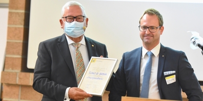 Der neue Ehrenpräsident Luigi R. Rossi (l., mit Urkunde) und der neue Sektionspräsident Marcel Aebischer.