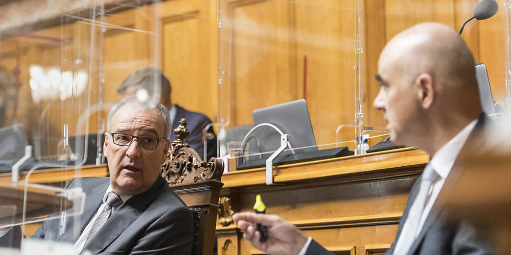 Wirtschaftsminister Guy Parmelin (links) und Gesundheitsminister Alain Berset wurden an der ausserordentlichen Corona-Session im Nationalrat weitgehend geschont. Die grosse "Chropfleerete" dürfte bei der Beratung zum Covid-19-Gesetz folgen.